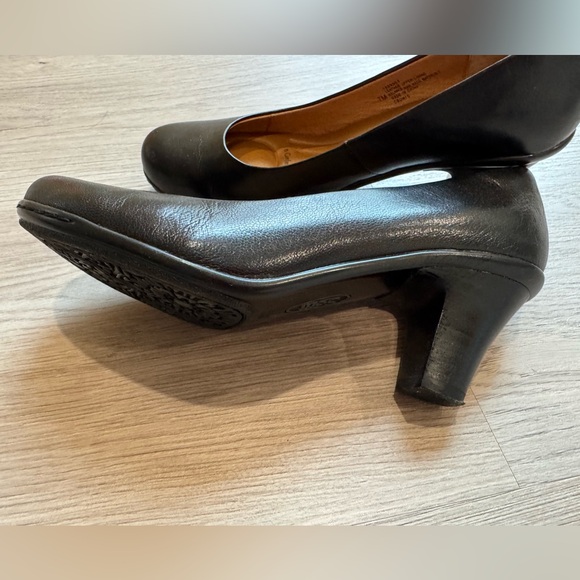 Women's Black Leather Shoes. Like new worn it once - Picture 4 of 7